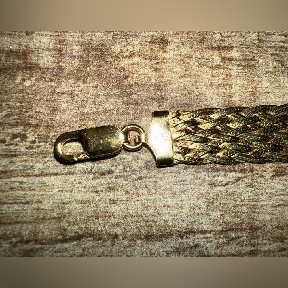 18k gold-plated sterling silver
• Approx. length: 7-1/2"
• Lobster clasp closure